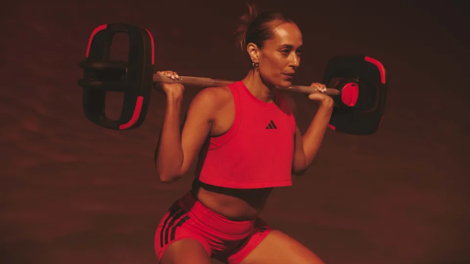 Les Mills Instructor lifting a smartbar